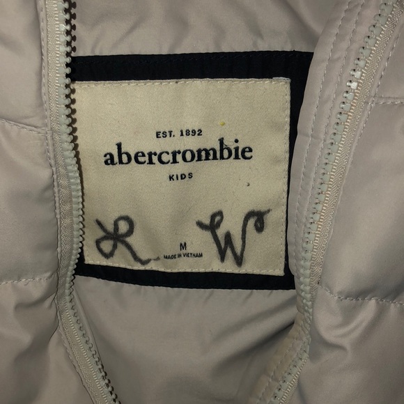 Girls puffy coat light grey in color size medium. - Picture 2 of 4